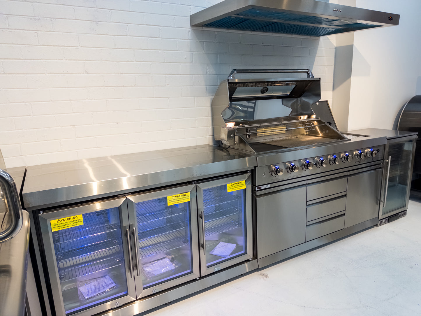 L Shape 304SS Hurricane BBQ Inc 3DR Fridge, 118L Fridge,30” Pizza Oven, 150CM 304SS Rangehood, Rotisserie & Covers